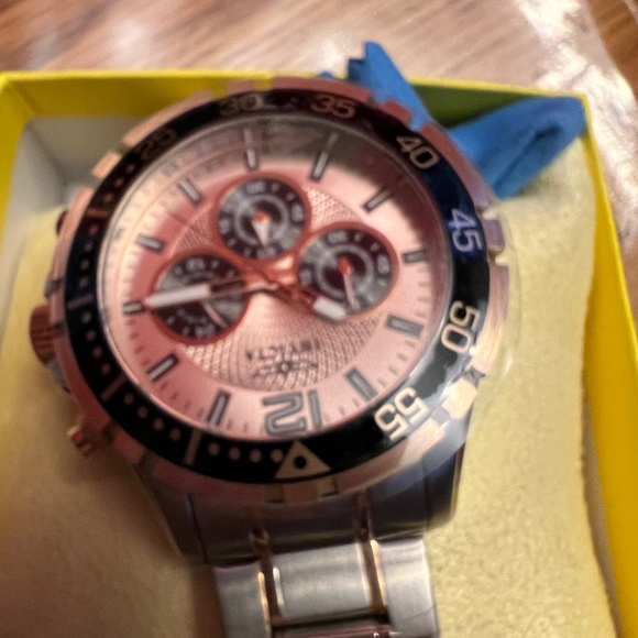 Invicta Mens chronograph rose gold/silver watch NIB - Picture 8 of 12